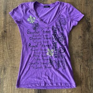 Women’s purple v neck Victoria fleur French Quarter shirt New Orleans T-shirt L